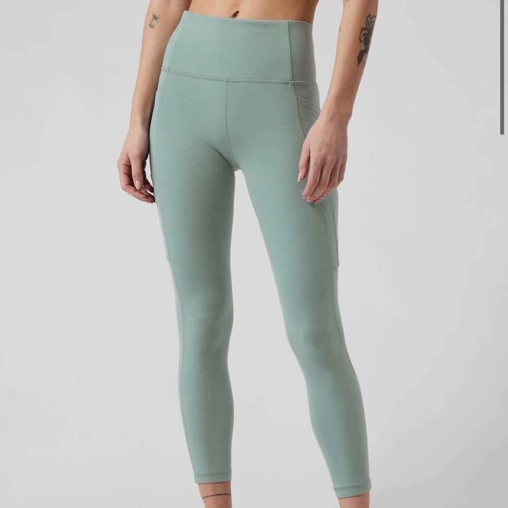 ATHLETA Minimalist Grey Salutation Cargo 7/8 Tight Leggings Gym Workout Size‎ XL